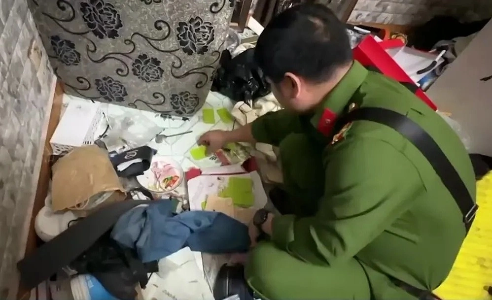 Công an khám nghiệm tại hiện trường.