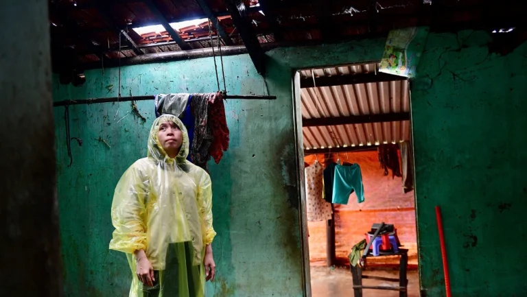 Chị Nguyễn Thị Phương trong căn nhà nơi ba mẹ con kẹt từ tối 19/11 khi nước dâng cao.