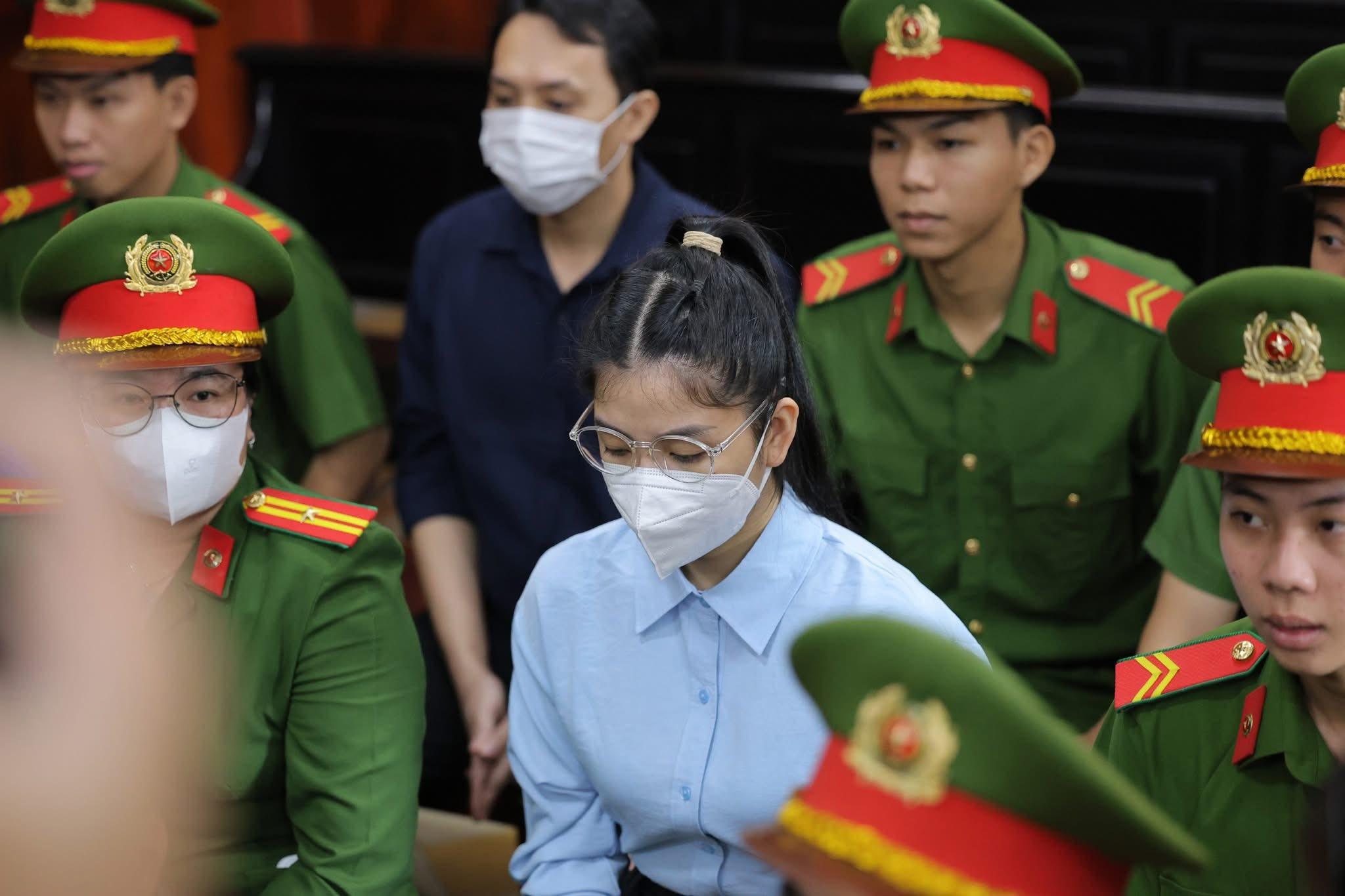 Hằng Du Mục tại tòa