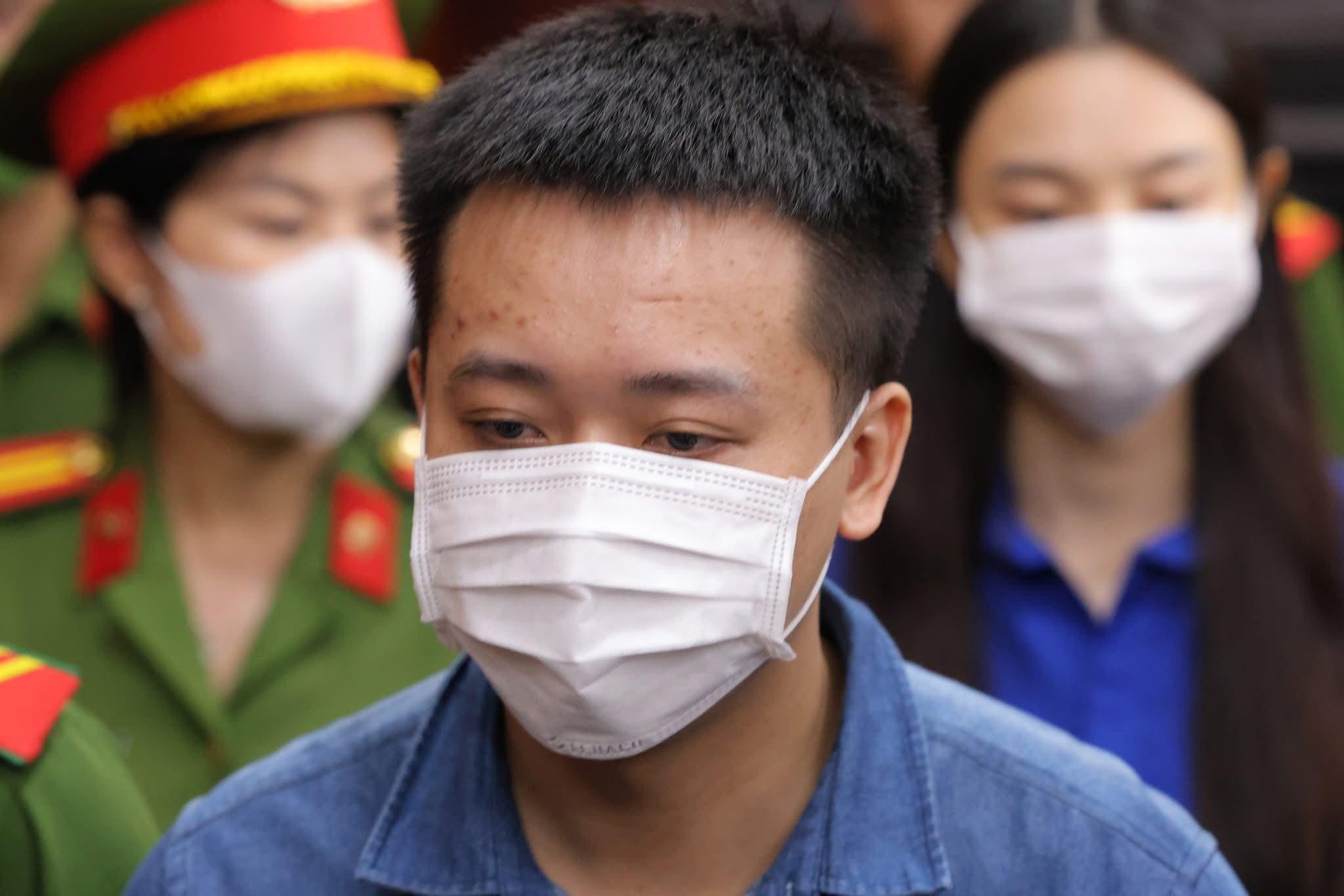 Quang Linh Vlogs tại tòa trong vụ án kẹo Kera