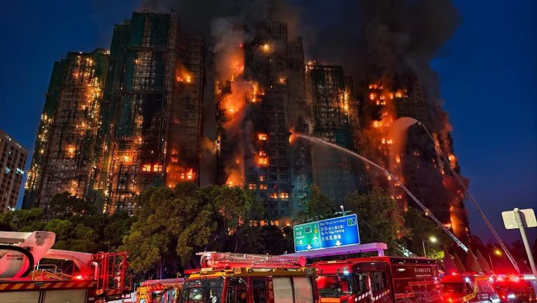 Cháy 8 tòa nhà: Biển lửa nuốt trọn nơi cư trú của 4.800 cư dân, rất nhiều người thiệt mạng