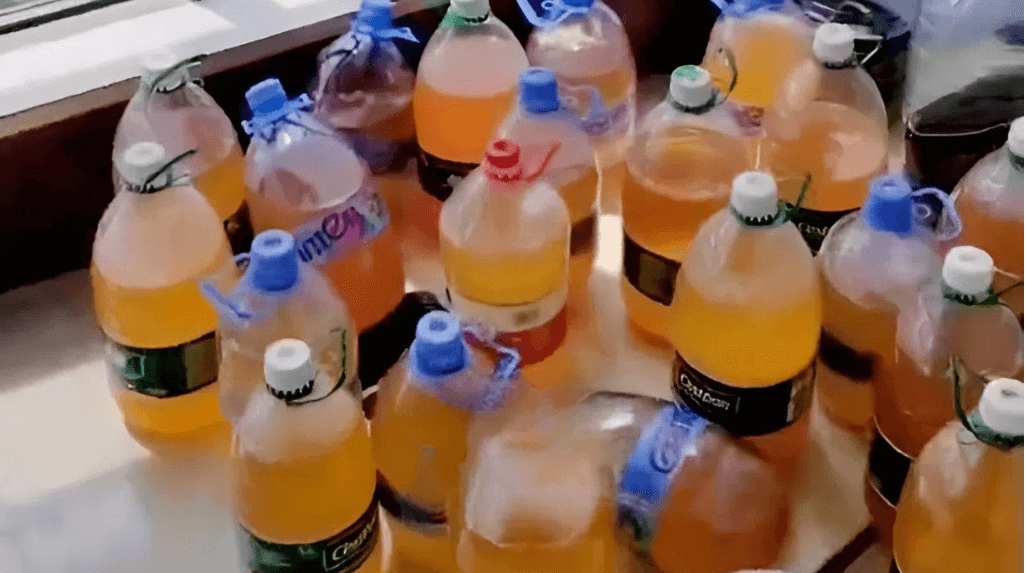 Khách thuê bẩn, để lại chục chai đựng nước tiểu