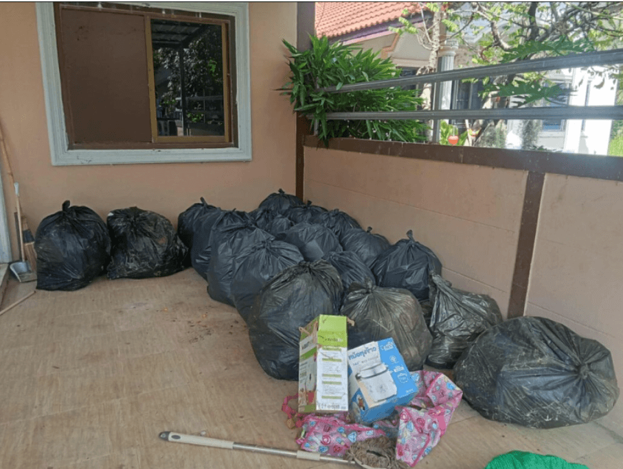 Phòng trọ đầy rác sau khi được dọn dẹp của khách thuê bẩn