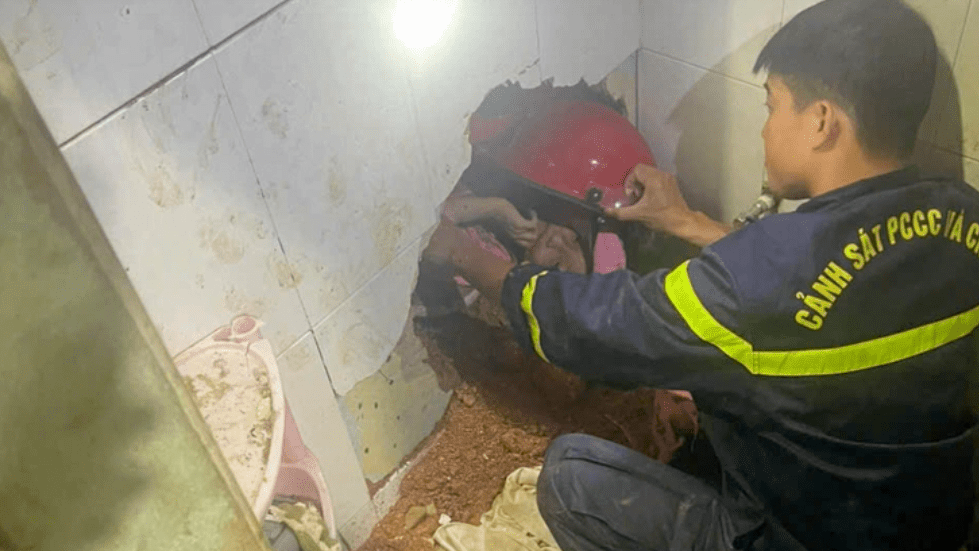 Lực lượng cứu hộ nỗ lực giải cứu bé gái 8 tuổi bị vùi lấp