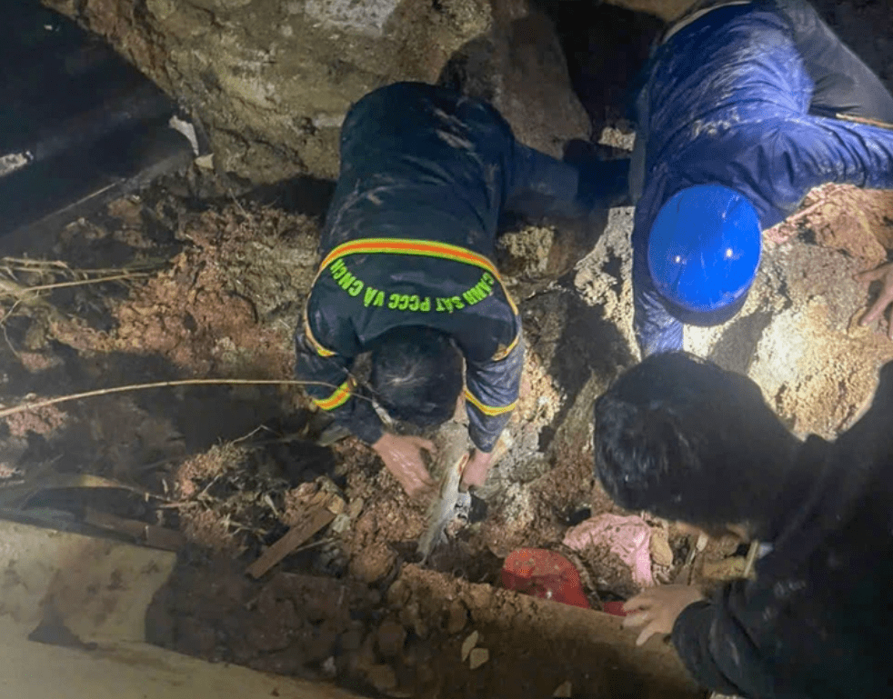 Cứu bé gái 8 tuổi bị vùi lấp bởi đất đá