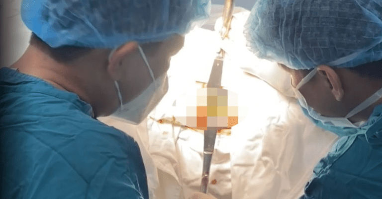 Thử ‘cảm giác mới’ trong khách sạn, đôi trẻ hoảng loạn lao vào viện lúc nửa đêm: Bác sĩ gắp ra dị vật xấu hổ