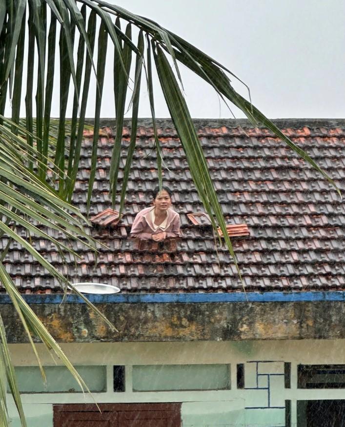 Người dân ở xã Hòa Xuân dỡ ngói chờ giải cứu vào sáng 20/11.