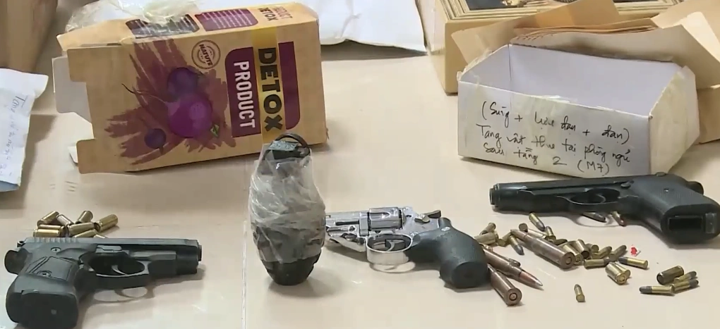 Súng, lựu đạn bị thu giữ. 