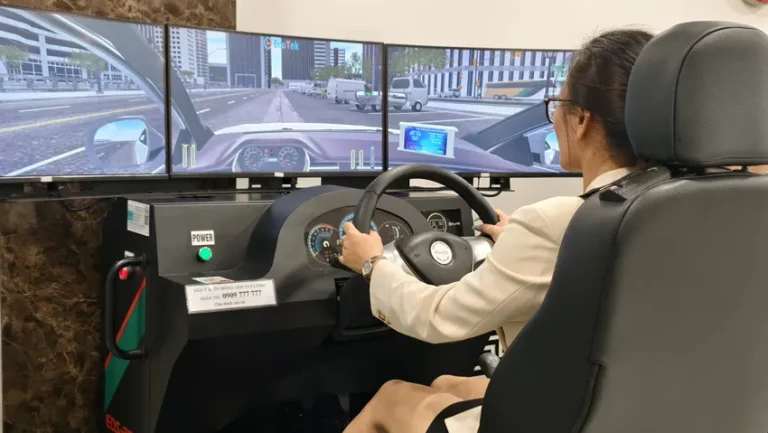 Thí sinh thực hành trên cabin điện tử.