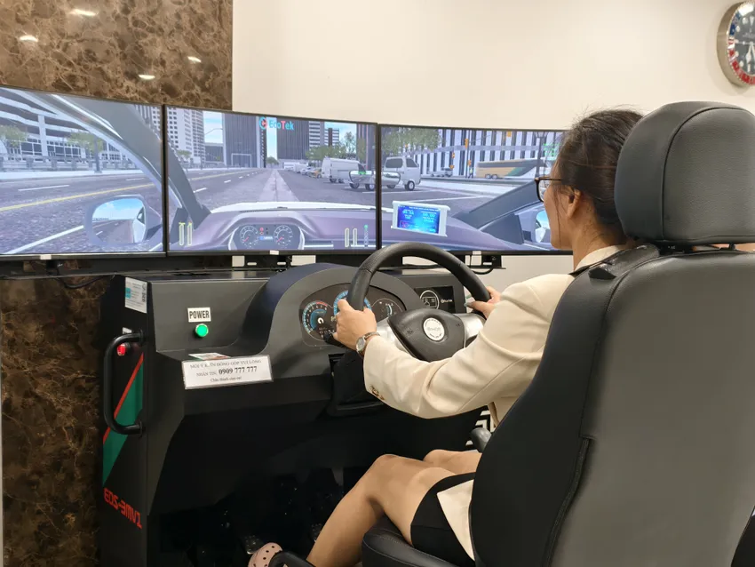 Thí sinh thực hành trên cabin điện tử.