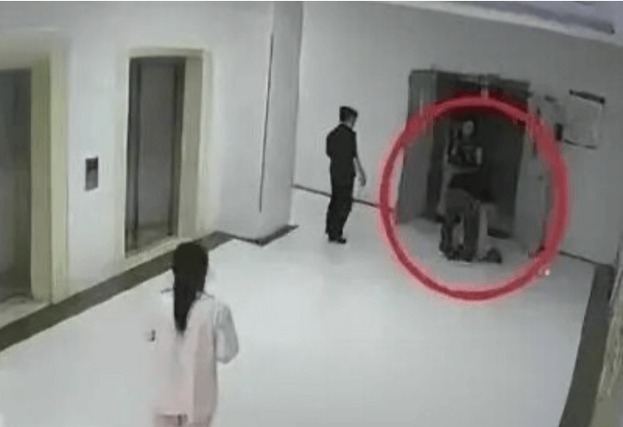 Hình ảnh sản phụ quỳ lạy xin mổ không được chấp nhận