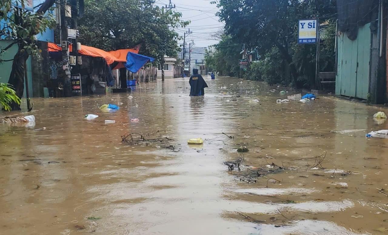 Người dân nhặt được không tự ý mở nắp những can axit sunfuric này