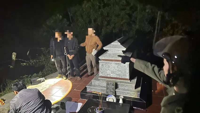 Giấu 2.400 viên ma tuý trong ngôi mộ