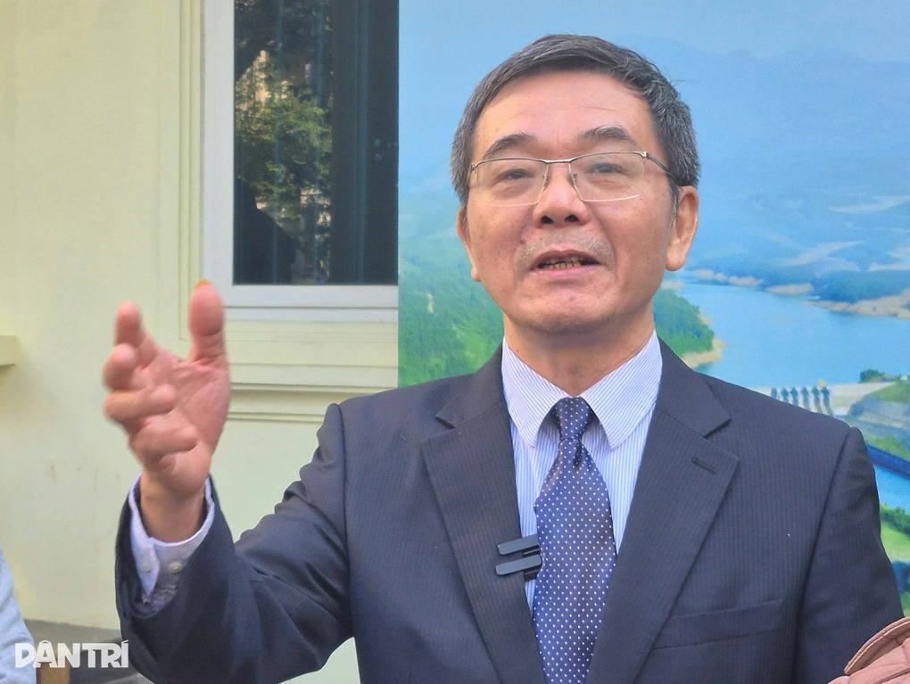 Ông Nguyễn Quốc Dũng trao đổi về vấn đề hồ thủy điện