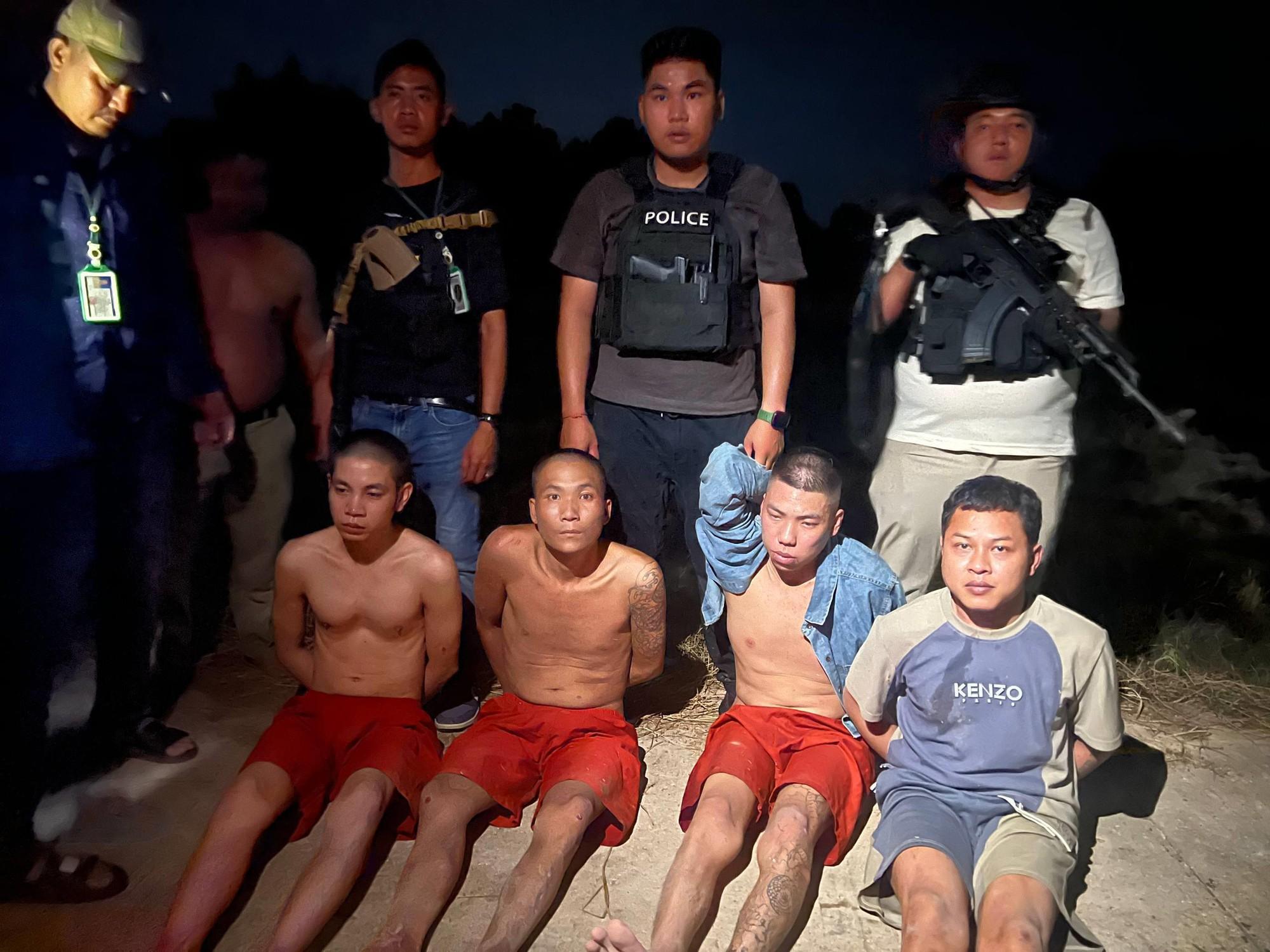 Các nghi phạm và cô gái bị bắt trở lại.