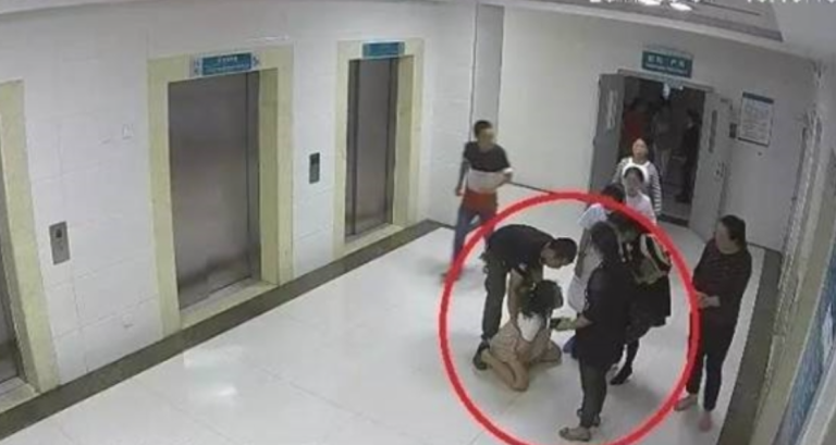 Sản phụ quỳ lạy xin sinh mổ nhưng gia đình không đồng ý