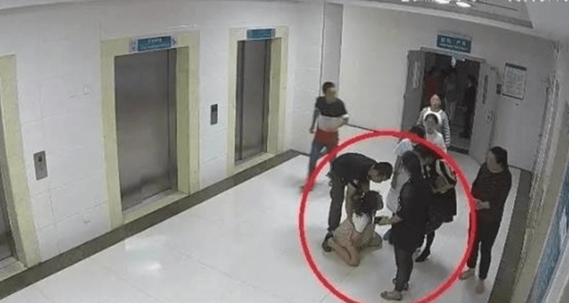 Sản phụ quỳ lạy xin sinh mổ nhưng gia đình không đồng ý