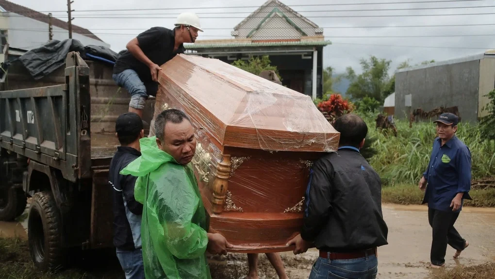 Mưa lũ gây thiệt hại về người tính tới thời điểm sáng nay đã có 90 người chết, 12 người mất tích.