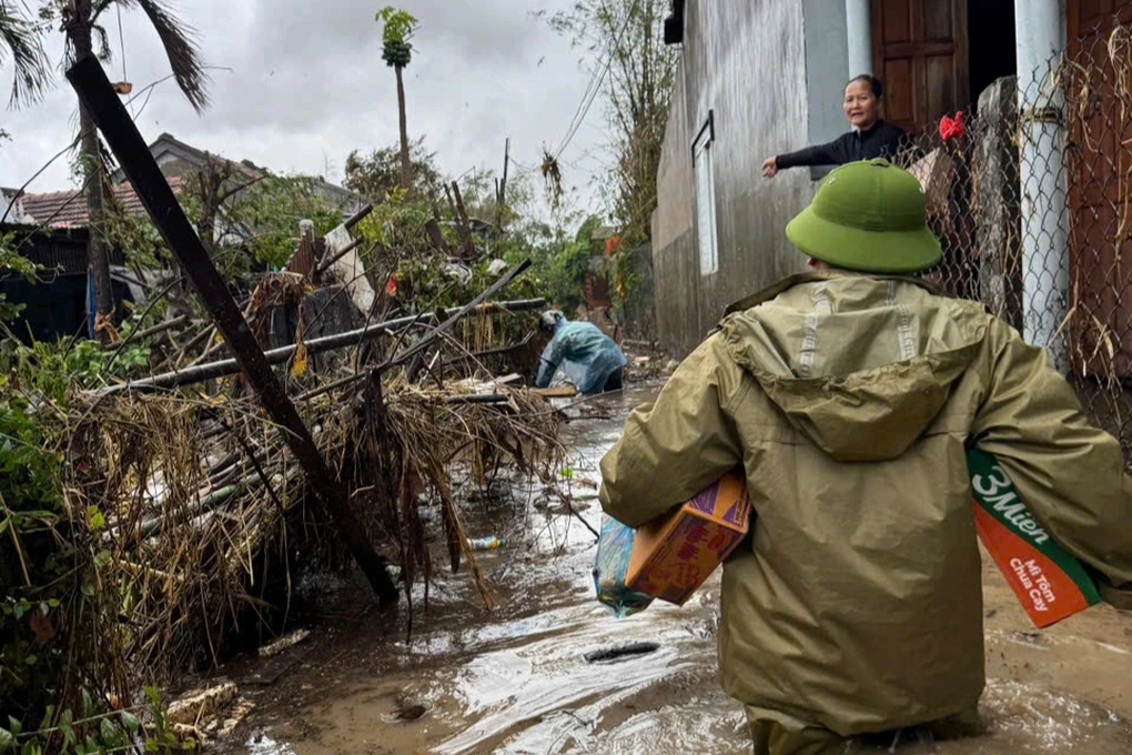 Lực lượng chức năng đang khẩn trương hỗ trợ lương thực, nhu yếu phẩm cho người dân, không có thông tin 'hàng trăm người chết' như lời đồn