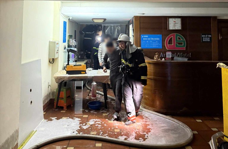 Cháy ɴʜà ɴɢʜỉ 8 tầng nghi do bị đốᴛ, cảnh sát khẩn trương ᴄứᴜ ɴɢườɪ ʙị ɴạɴ