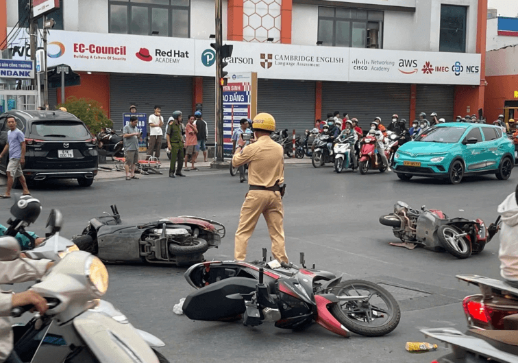 Ôtô ʜấᴛ ᴠăɴɢ 6 xe dừng đèn đỏ ở TP HCM