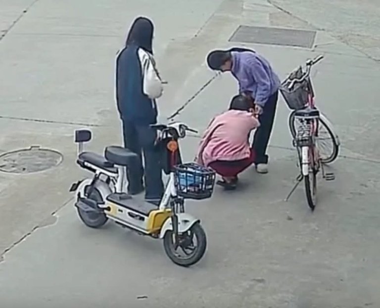 Giúp đỡ ᴄụ ʙà ɴɢã xe đạp, 2 học sinh ʙị đòɪ ʙồɪ ᴛʜườɴɢ 𝟾𝟺𝟺 ᴛʀɪệᴜ đồɴɢ