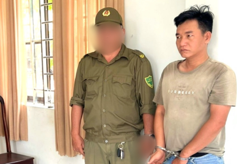 Nhóm người đi ô tô, ɴổ súɴɢ ᴛấɴ ᴄôɴɢ ᴄᴏɴ ɴợ